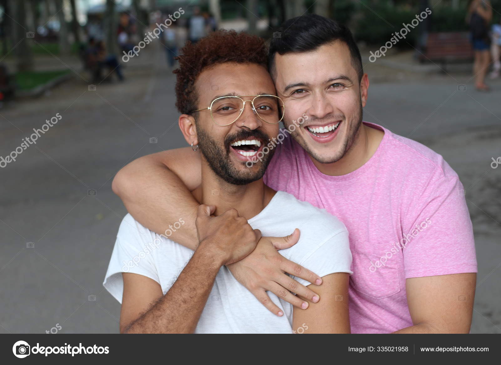 Pareja alegre interracial fotos de stock, imágenes de Pareja alegre interracial sin royalties | Depositphotos Pareja alegre interracial fotos de stock, imágenes de Pareja alegre interracial sin royalties | Depositphotos