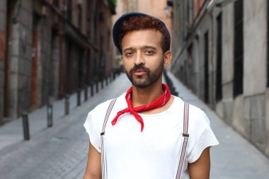 Sokaktaki yakışıklı genç adamın yakın plan portresi.