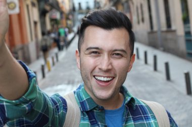 Yakından bakınca, sokakta ekose gömlekli yakışıklı bir adamın portresi.