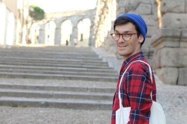 Merdivenlerde şık giyinen yakışıklı genç adamın yakın plan portresi.