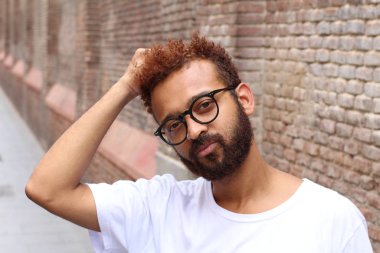 Sokaktaki yakışıklı genç adamın yakın plan portresi.