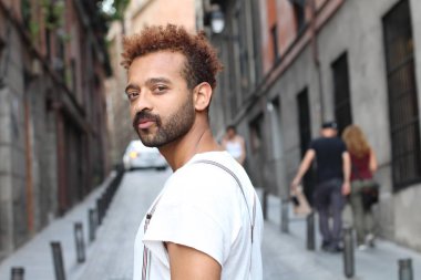 Sokaktaki yakışıklı genç adamın yakın plan portresi.