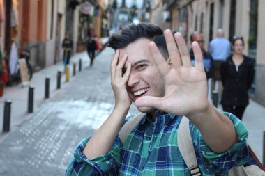 Yakından bakınca, sokakta ekose gömlekli yakışıklı bir adamın portresi.