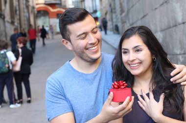 Evde hediye kutuları olan genç mutlu bir çift.