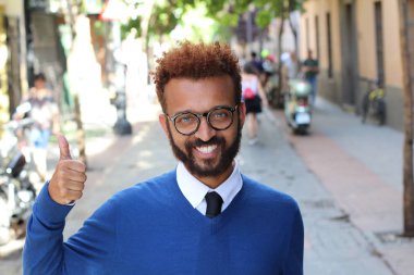 Sokakta şık giyinmiş yakışıklı bir gencin yakın plan portresi.