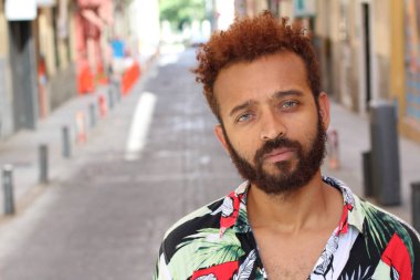 Caddedeki renkli gömlekli yakışıklı genç adamın yakın plan portresi.