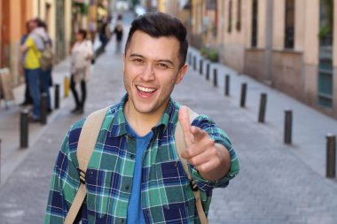 Yakından bakınca, sokakta ekose gömlekli yakışıklı bir adamın portresi.