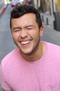 Genç erkek dışarıda çok gülüyor.