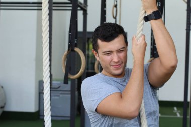 Spor salonundaki yakışıklı genç adamın yakın plan portresi.