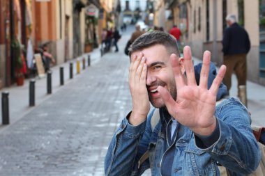 Sokakta kot ceketli yakışıklı bir adamın yakın plan portresi.