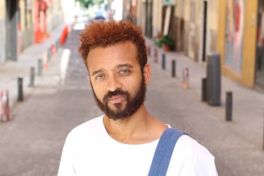 Sokaktaki yakışıklı genç adamın yakın plan portresi.