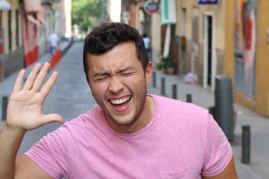 Genç erkek dışarıda çok gülüyor.