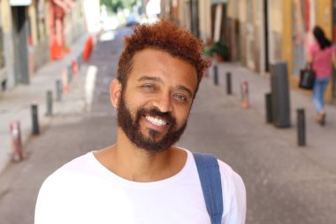 Sokaktaki yakışıklı genç adamın yakın plan portresi.