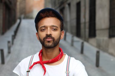 Sokaktaki yakışıklı genç adamın yakın plan portresi.