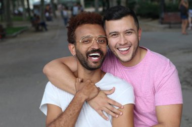 Caddelerdeki eşcinsellerin yakın plan portresi.