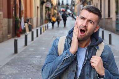 Sokakta kot ceketli yakışıklı bir adamın yakın plan portresi.