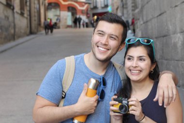 Genç bir çift şehirde fotoğraf çekiyor.