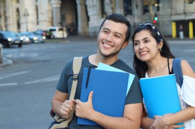 Yurtdışında coşkulu bir çift etnik yabancı öğrenci