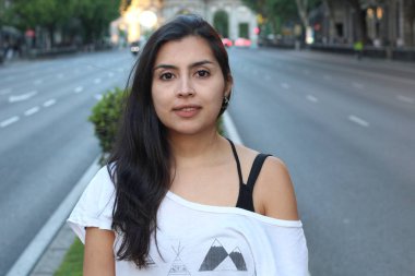 Sokaklarda hayal kuran etnik bir kadın.