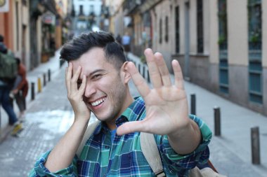 Yakından bakınca, sokakta ekose gömlekli yakışıklı bir adamın portresi.