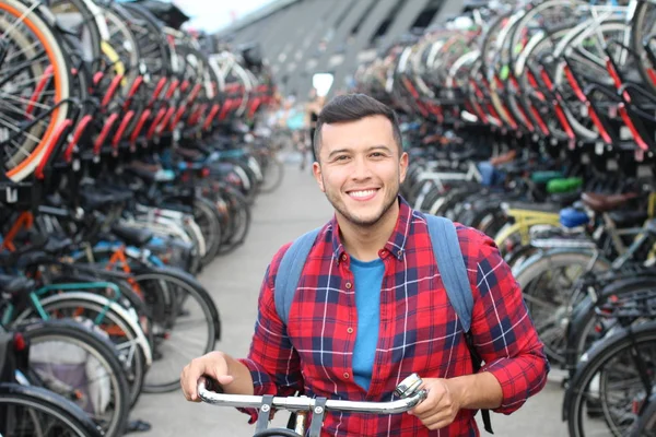 Joyful Homem Étnico Bicicleta Estacionamento — Fotografia de Stock