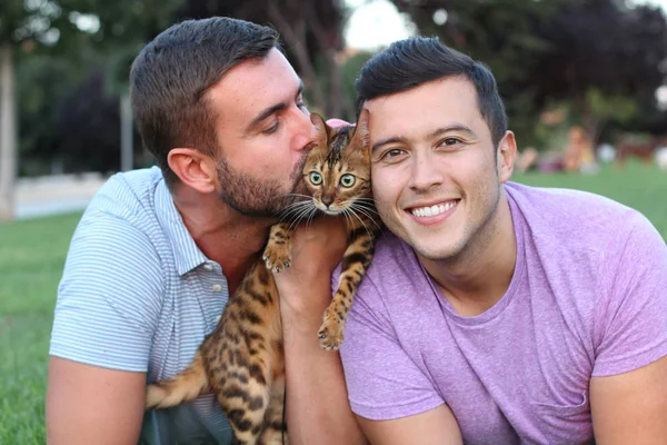 Pareja Gay Parque Con Mascota — Foto de Stock