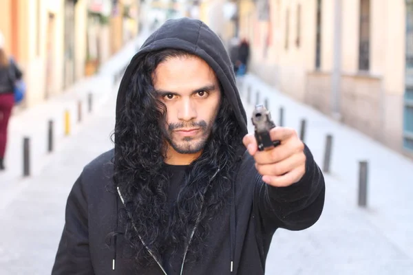 Close Retrato Bonito Jovem Capô Apontando Arma Rua — Fotografia de Stock