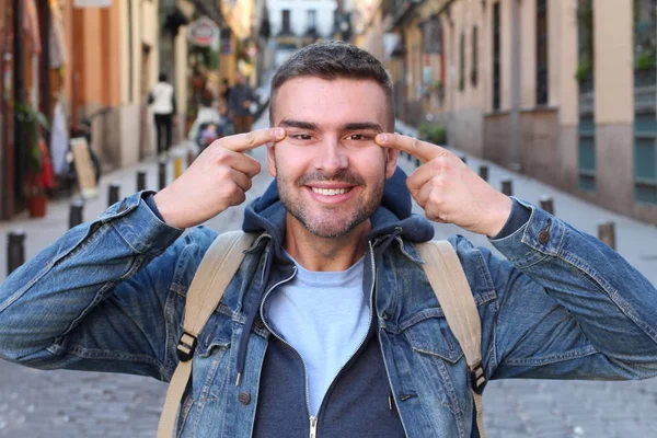 Närbild Porträtt Stilig Ung Man Denim Jacka Grimma Gatan — Stockfoto