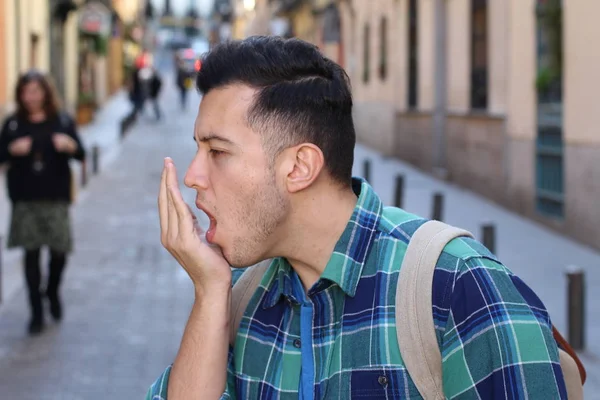 Närbild Porträtt Stilig Ung Man Avslappnad Rutig Skjorta Luktar Andedräkt — Stockfoto