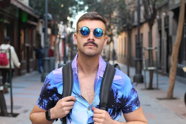 ストリートでスタイリッシュな紫のシャツとサングラスでハンサムな若い男のクローズアップ肖像画 — ストック写真