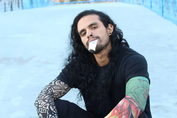 Retrato Cercano Joven Guapo Con Tatuajes Falsos Pelo Largo Calle — Foto de Stock