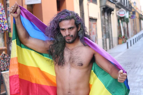 在街上挂着Lgbt国旗的年轻而英俊的无上衣同性恋男子的特写 — 图库照片