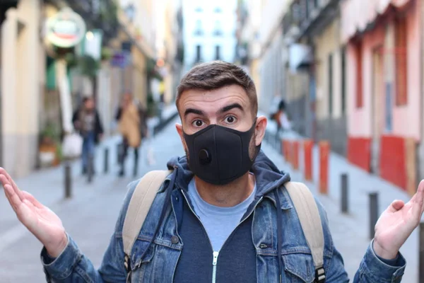 Retrato Cercano Joven Guapo Una Máscara Protectora Calle Calle —  Fotos de Stock