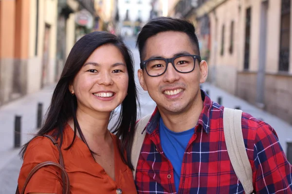 可爱的亚洲夫妇在户外微笑 — 图库照片