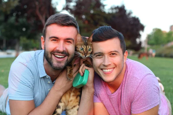 Gay Casal Parque Com Seu Animal Estimação — Fotografia de Stock