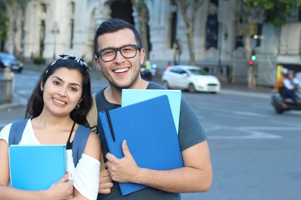 Ekstatisches Paar Internationaler Ethnischer Studenten Ausland — Stockfoto