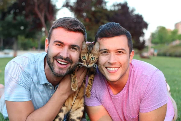 Pareja Gay Parque Con Mascota — Foto de Stock