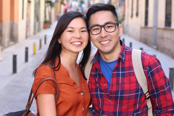 可爱的亚洲夫妇在户外微笑 — 图库照片