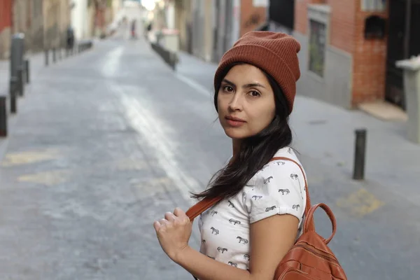 Leuke Latijnse Vrouw Die Overdag Straat Loopt — Stockfoto