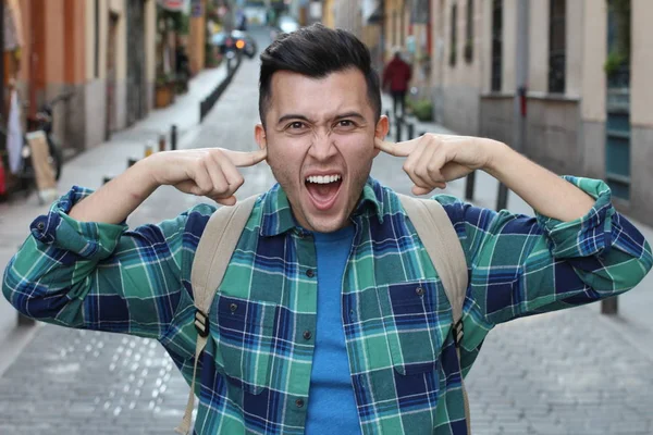 Close Retrato Bonito Jovem Casual Camisa Xadrez Cobrindo Orelhas Rua — Fotografia de Stock