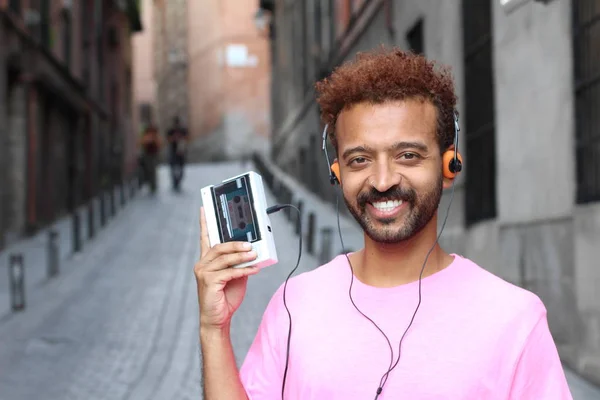 Close Portret Van Knappe Jongeman Luisteren Muziek Met Vintage Cassette — Stockfoto