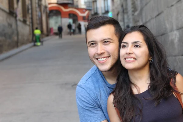 Jovem Casal Apaixonado Sorrindo Abraçando — Fotografia de Stock