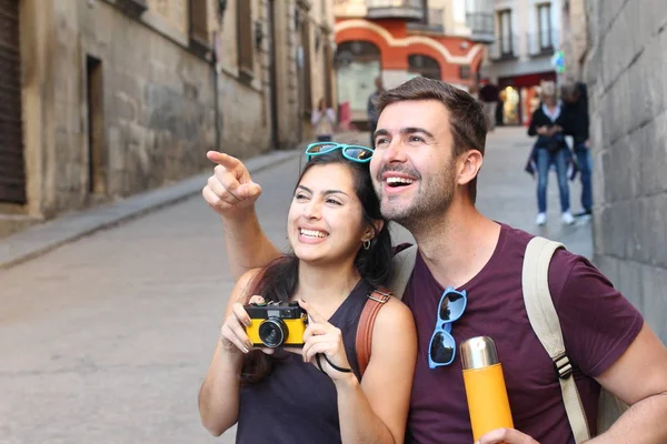 Jeune Couple Avec Carte Des Touristes Ville — Photo