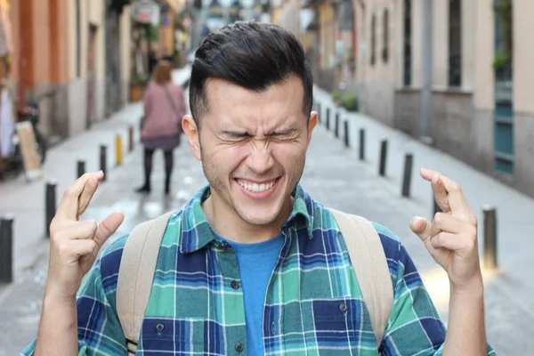 Närbild Porträtt Stilig Ung Man Avslappnad Rutig Skjorta Med Korsade — Stockfoto