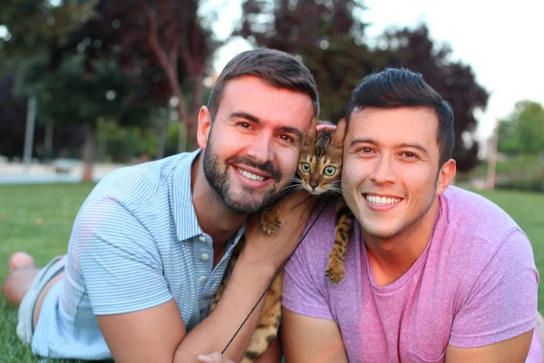 公园里的一对同性恋夫妇带着他们的宠物 — 图库照片