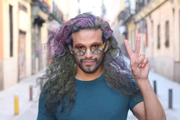 Close Retrato Bonito Jovem Com Cabelos Longos Coloridos Rua — Fotografia de Stock