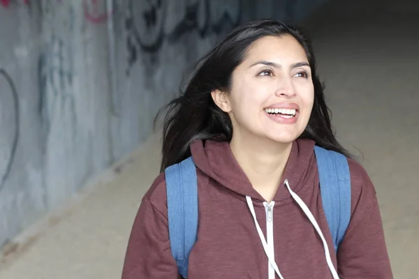 Joven Estudiante Étnica Pie Aire Libre Durante Día —  Fotos de Stock