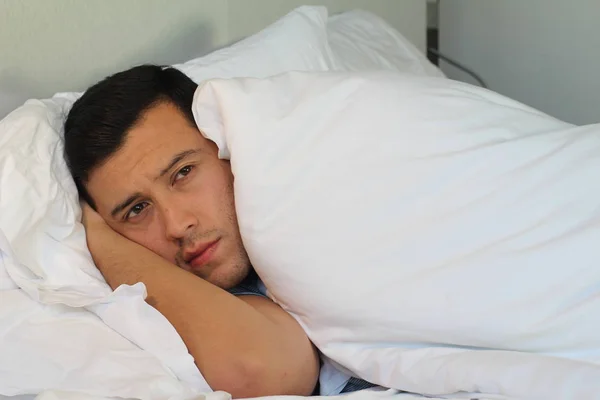 Close Retrato Bonito Jovem Relaxando Cama Casa — Fotografia de Stock