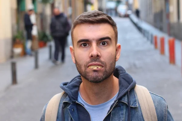 Close Retrato Jovem Com Dentes Feios Rua — Fotografia de Stock