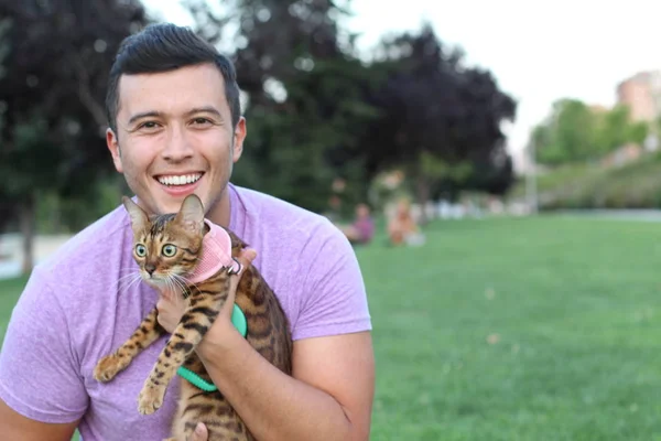 Retrato Cercano Joven Guapo Con Gato Lindo Parque — Foto de Stock